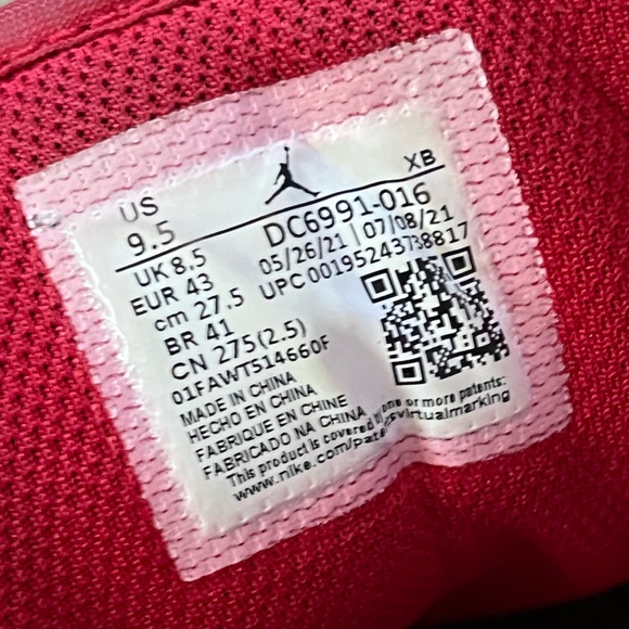Nike Air Jordan 1 Low SE ‘Light Smoke Grey Gym Red’ - Picture 2 of 5